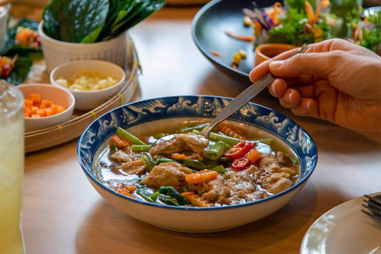 Dok Bua Vegetarian Restaurant - Phuket Best Trip Travel รถตู้นำเที่ยวภูเก็ต แบบ VIP 10 และ 12 ที่นั่ง