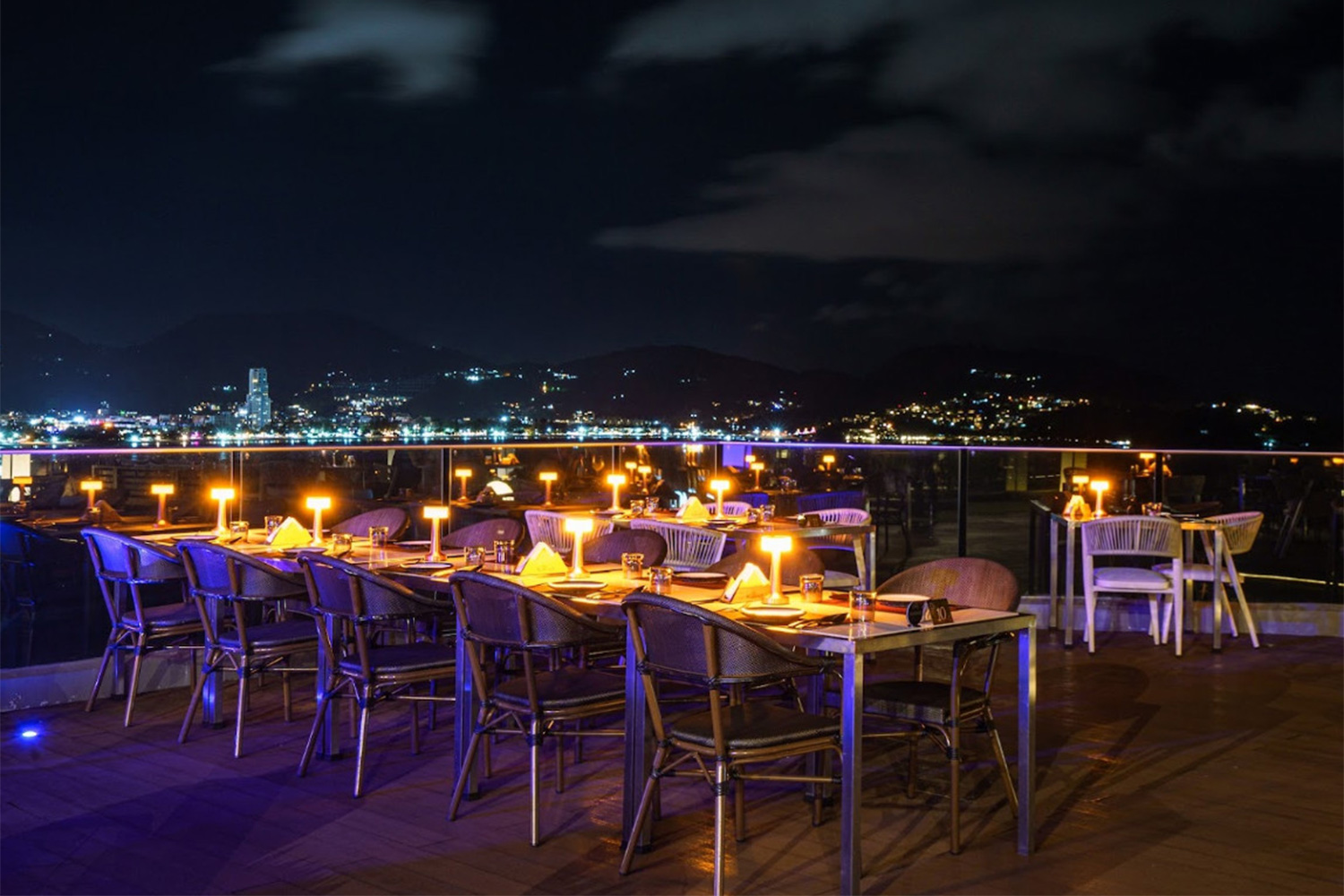 Malika Sky Bar - Phuket Best Trip Travel รถตู้นำเที่ยวภูเก็ต แบบ VIP 10 และ 12 ที่นั่ง
