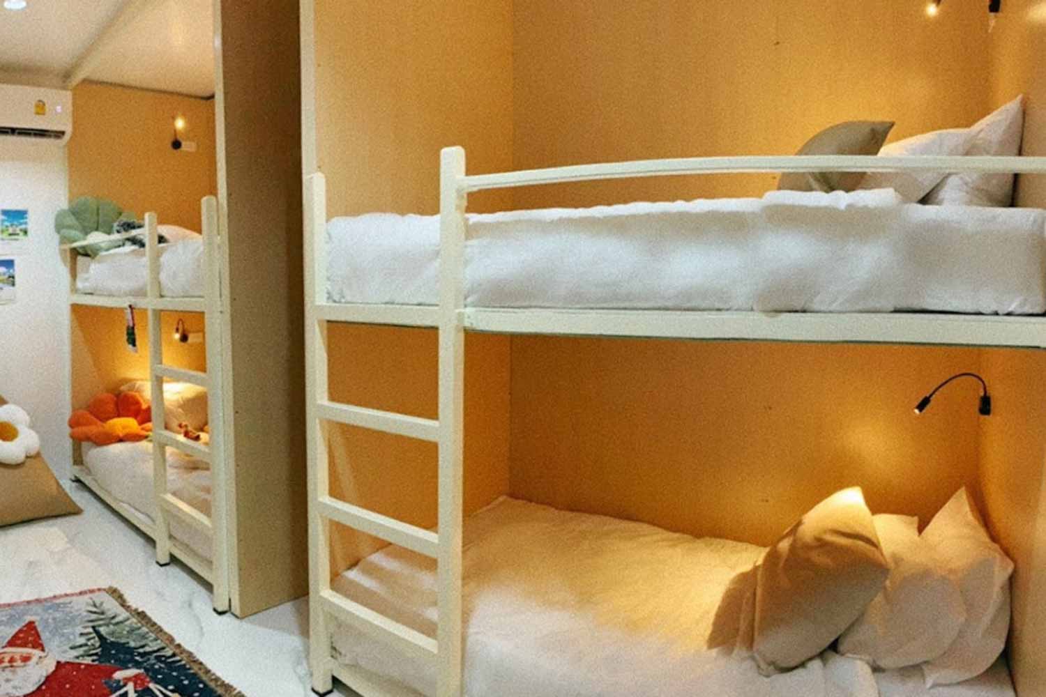 Airhub Hostel - Phuket Best Trip Travel รถตู้นำเที่ยวภูเก็ต แบบ VIP 10 และ 12 ที่นั่ง
