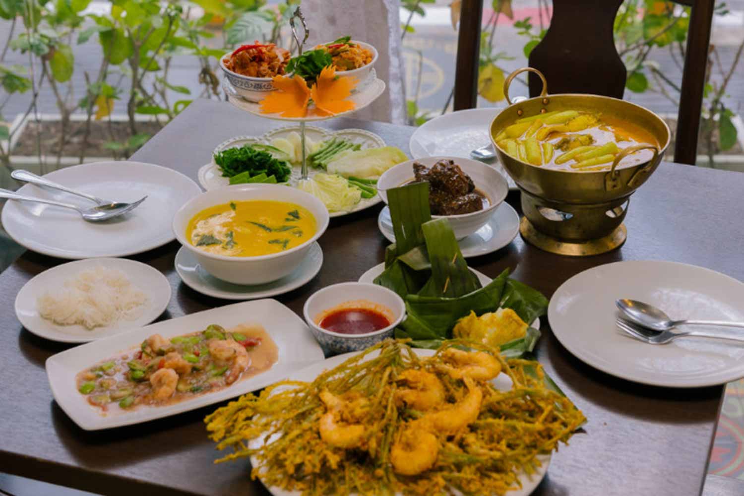ร้านวันจันทร์  - Phuket Best Trip Travel รถตู้นำเที่ยวภูเก็ต แบบ VIP 10 และ 12 ที่นั่ง
